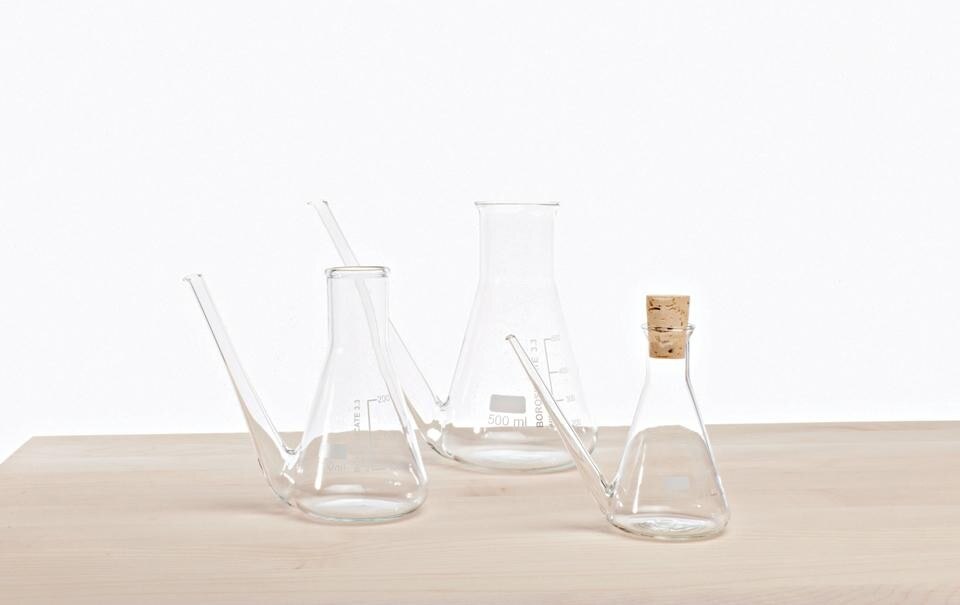 Kolben by Isabel Hamm transforms the well-known flask for chemistry lessons into an oil dispenser or tea pot. It can be heated on the hob. Photo Ralph Humrich