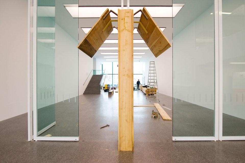 An installation in wood, like a gateway, marks the entrance to the <em>Passage</em> and invites the visitor to cross Museion's threshold