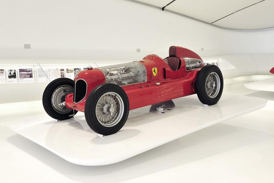 The heart of the museum is a white space in which visitors walk on a slightly sloping floor to discover forty vintage cars displayed on platforms like works of art