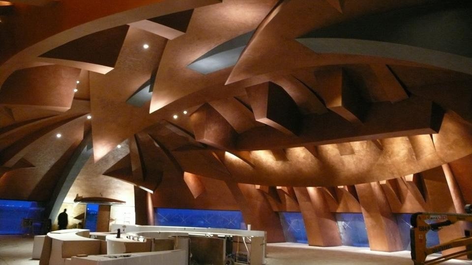Upon entering the Carapace, Pomodoro's style is immediately recognisable, giving the sensation of setting foot inside one of his sculptures Upon entering the Carapace, Pomodoro's style is immediately recognisable, giving the sensation of setting foot inside one of his sculptures