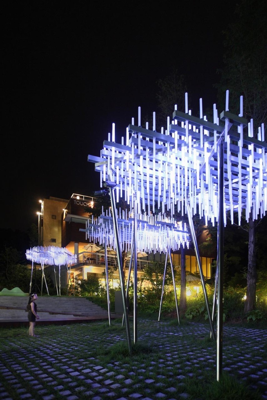 Consisting of three ethereal canopies situated outside the main gallery building of the Heyri Art Valley, the sculpture comes alive when people approach Consisting of three ethereal canopies situated outside the main gallery building of the Heyri Art Valley, the sculpture comes alive when people approach