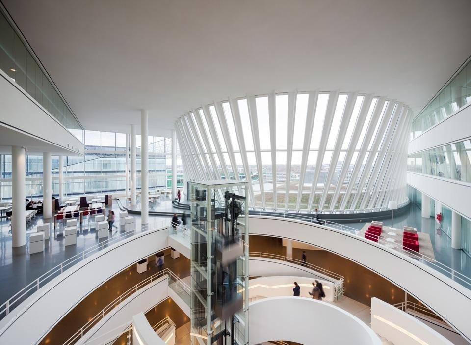 By including a variety of spaces and services, the building strengthens the connection to the commercial and residential area surrounding the building