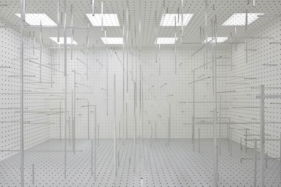 Antony Gormley, <i>Hatch</i>, 2007, aluminium square tube 19,1 x 19,1 mm, plywood, Plexiglass. Photo by Oak Taylor-Smith. © The artist, Courtesy Galleria Continua