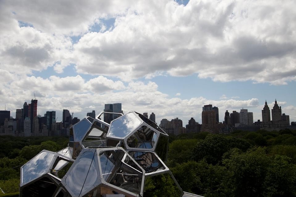 Tomás Saraceno, <em>Cloud City</em> installation on the roof of the Metropolitan Museum. Photo by Tomás Saraceno