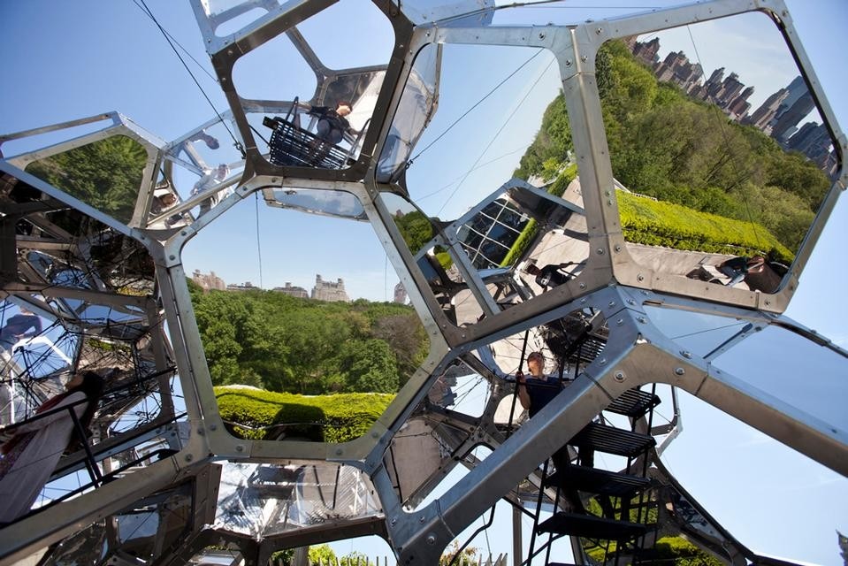 Top: Tomás Saraceno, <em>Cloud City</em> installation on the roof of the Metropolitan Museum. Photo by Hyla Skopitz, The Photograph Studio, The Metropolitan Museum
of Art. Above: Tomás Saraceno, <em>Cloud City</em> installation on the roof of the Metropolitan Museum. Photo by Tomás Saraceno
