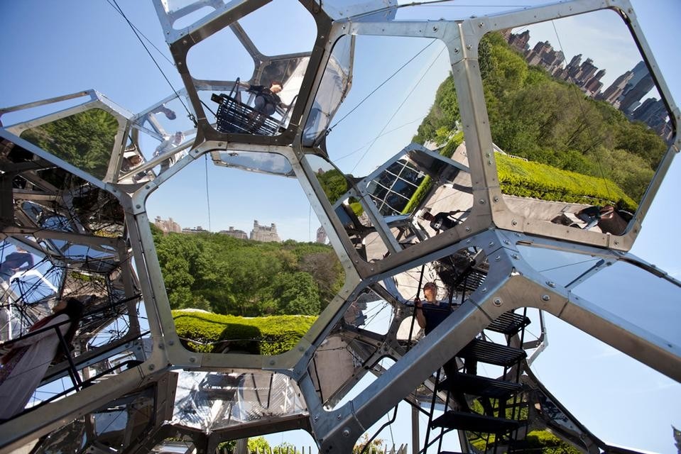 Top: Tomás Saraceno, <em>Cloud City</em> installation on the roof of the Metropolitan Museum. Photo by Hyla Skopitz, The Photograph Studio, The Metropolitan Museum
of Art. Above: Tomás Saraceno, <em>Cloud City</em> installation on the roof of the Metropolitan Museum. Photo by Tomás Saraceno