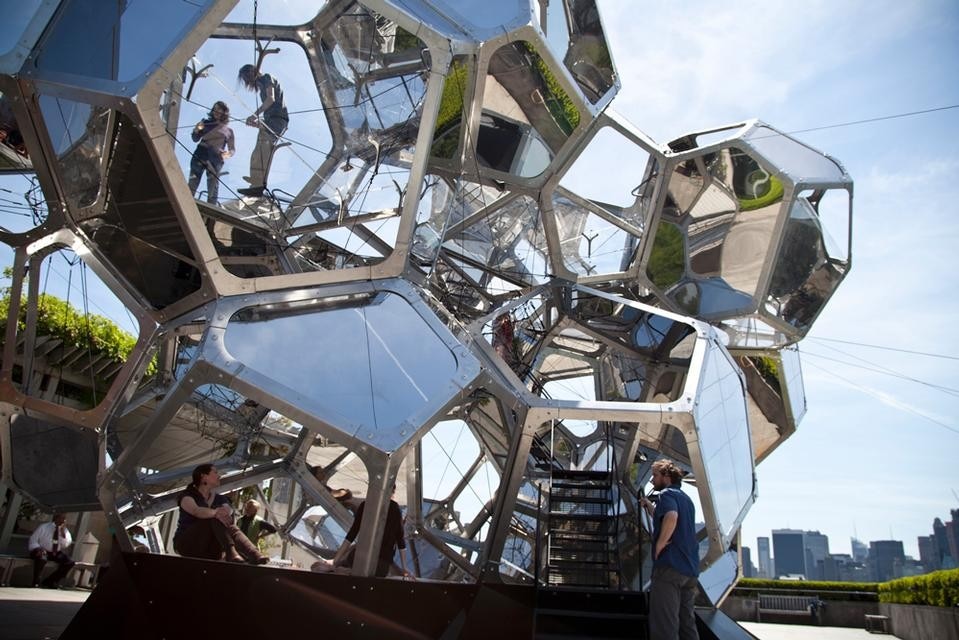 Tomás Saraceno, <em>Cloud City</em> installation on the roof of the Metropolitan Museum. Photo by Tomás Saraceno