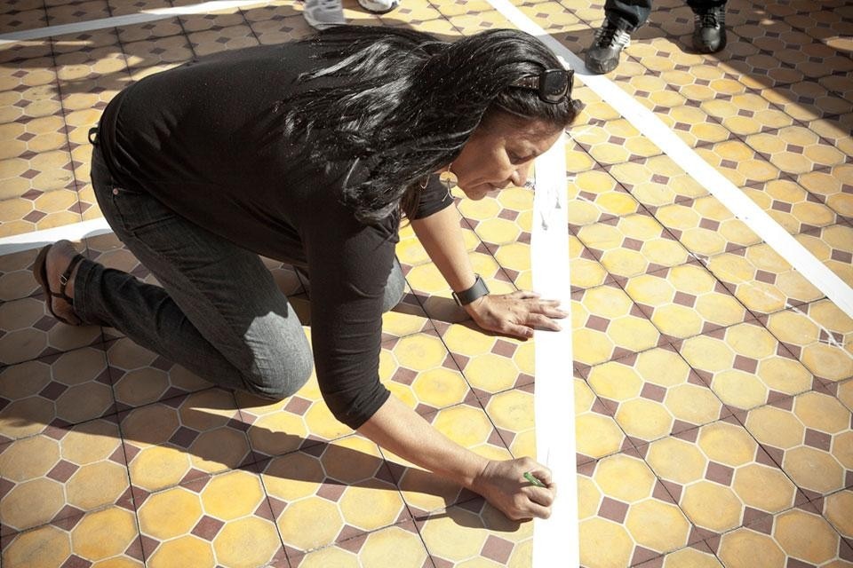 Antonio Ottomanelli, Paola Villani and the Bela Vista neighbourhood inhabitants, <em>Subendo</em>, a guerrilha design photography project, São Paulo