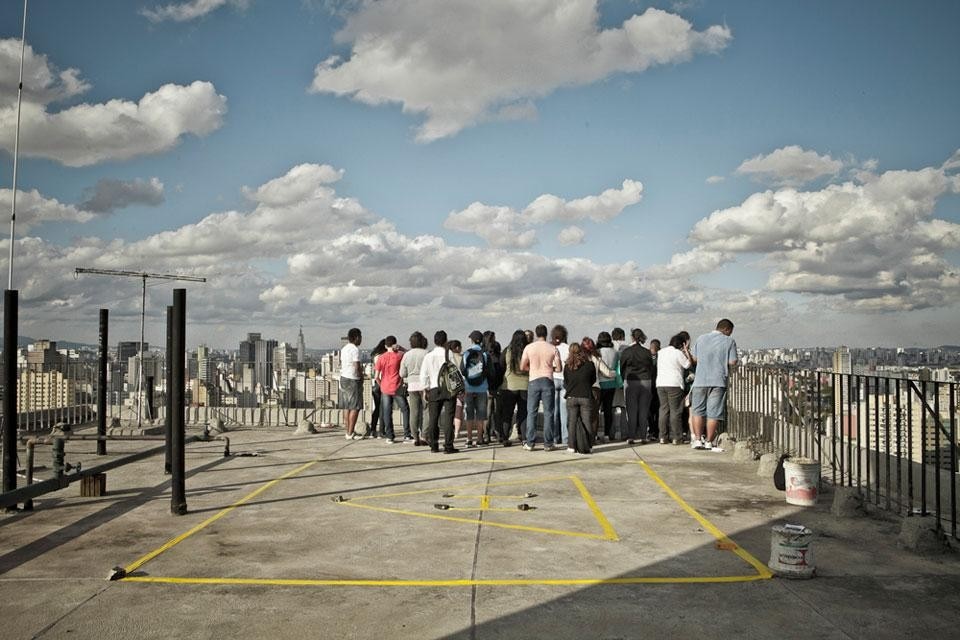 Antonio Ottomanelli, Paola Villani and the Bela Vista neighbourhood inhabitants, <em>Subendo</em>, a guerrilha design photography project, São Paulo