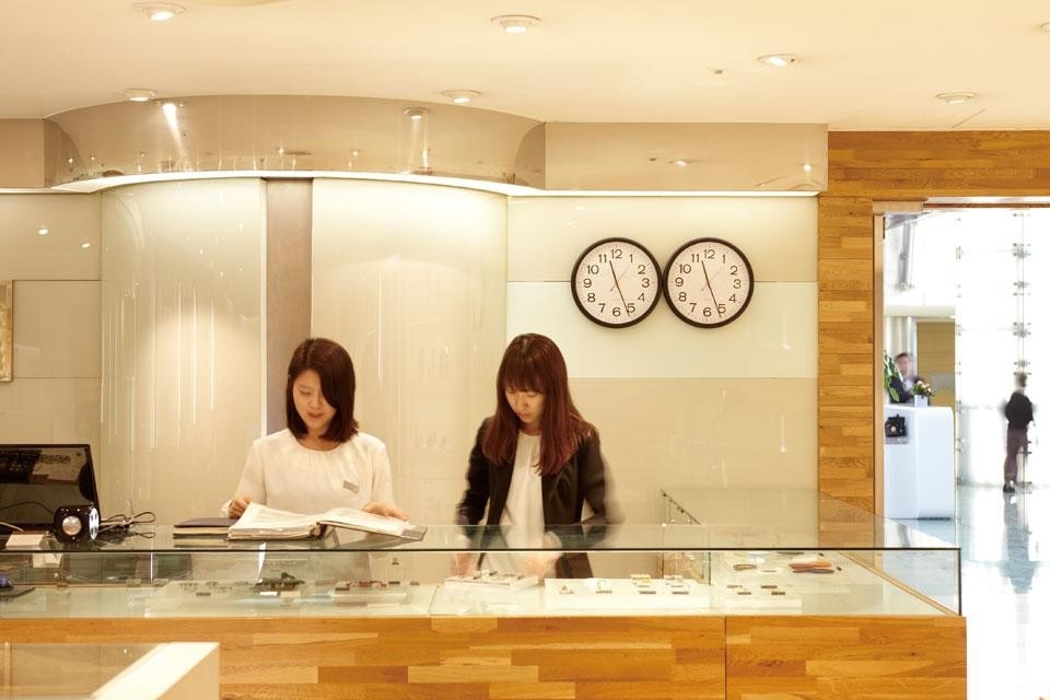 Felix Gonzalez-Torres, <em>Perfect Lovers</em> at the Plateau Artshop