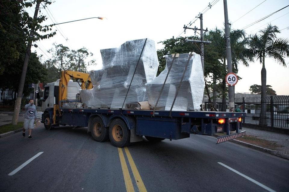 The sculpture arrives to the installation site. Photo © Dror for Love & Art Children Foundation The sculpture arrives to the installation site. Photo © Dror for Love & Art Children Foundation