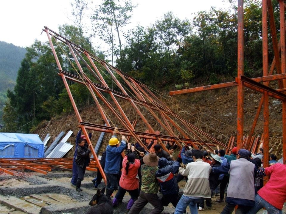 People from the village raising up a steel structure, LiPing, Sichuan. Photo Hsieh Ying-Chun, Rural Architecture Studio e Atelier 3