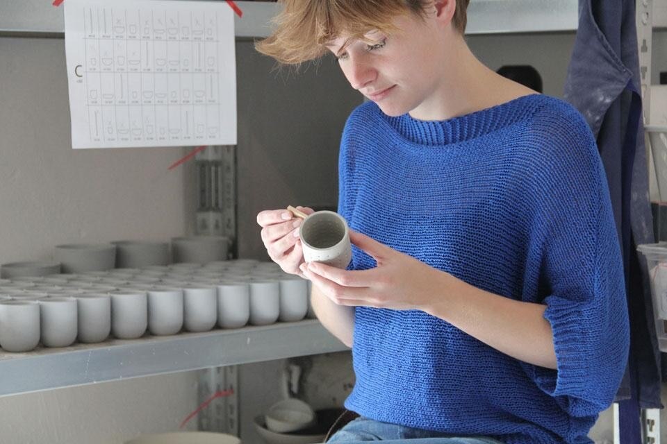 Top: The Gando campus library by Francis Kéré acts as a hinge between the elementary school and its extension. Above:
De Intuïtiefabriek’s SUM collection of different porcelain vessels is generated through variations in skilled labor, ornamentation, and even the amount of expensive cobalt blue pigment
