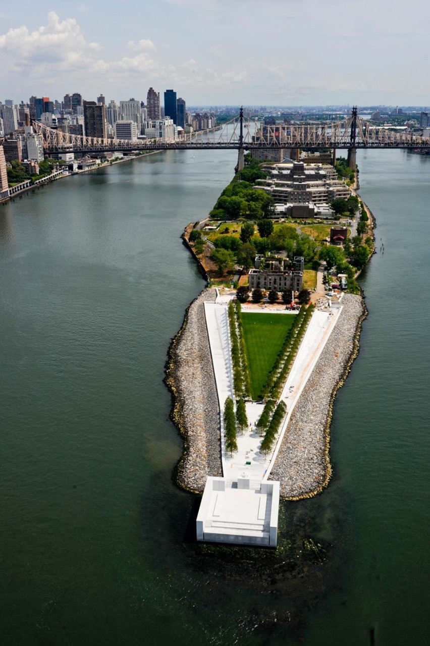 Louis Kahn, <em>Four Freedoms park</em>.
In the late 1960s, during a period of national urban renewal, New York City
Mayor John Lindsay proposed to reinvent Roosevelt Island (then called
Welfare Island) into a vibrant, residential area. Louis Kahn, was announced
as the architect of the project in 1973. Louis Kahn finished his work but died
unexpectedly as the City of New York approached bankruptcy. On March
29, 2010, 38 years after its announcement, construction of Franklin D.
Roosevelt Four Freedoms Park began