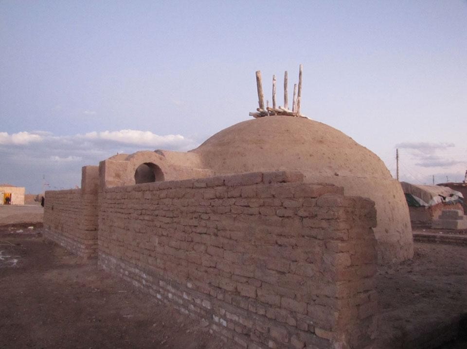 Rai Studio and Architecture for Humanity Tehran, in collaboration with the Norwegian Refugee Council, adobe structure for Afghan refugees, Kerman, Iran