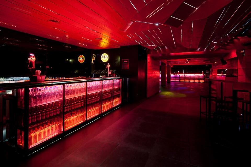 Top and above: AVA (Atelier Veloso Arquitectos), Tendinha dos Clérigos bar and club, Porto, Portugal
