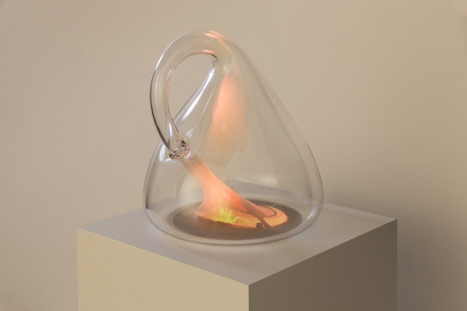 <b>In apertura e sopra</b>: Gary Hill, <i>Klein Bottle with the Image of Its Own Making (after Robert Morris)</i>, 2014. Mixed media. Edition of 5 + AP. Photo © Rodolfo "Jones" Sánchez, Solstream Studios 2014