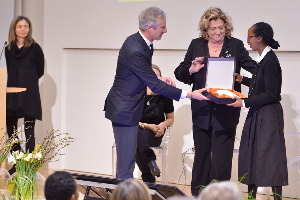 Un momento nell'assegnazione del premio a Paula Nascimento