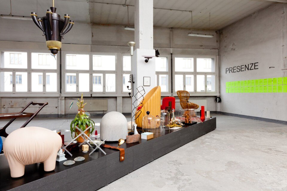 “Presenze, Biografie inedite di cento oggetti”, vista dell'allestimento allo pazio Ex verniciature di Allestimenti Portanuova, Milano “Presenze, Biografie inedite di cento oggetti”, vista dell'allestimento allo pazio Ex verniciature di Allestimenti Portanuova, Milano