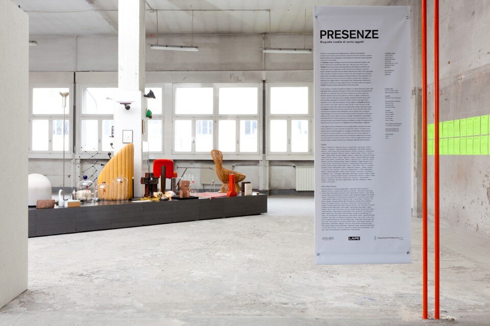 “Presenze, Biografie inedite di cento oggetti”, vista dell'allestimento allo pazio Ex verniciature di Allestimenti Portanuova, Milano