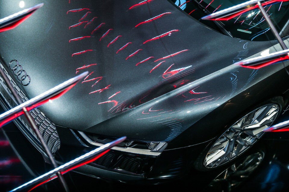 Moritz Waldemeyer, installazione luminosa per la R8, presentata durante la DMoritz Waldemeyer, light installation for R8, presented during Milan Design Week, Audi City labesign Week, Audi City lab