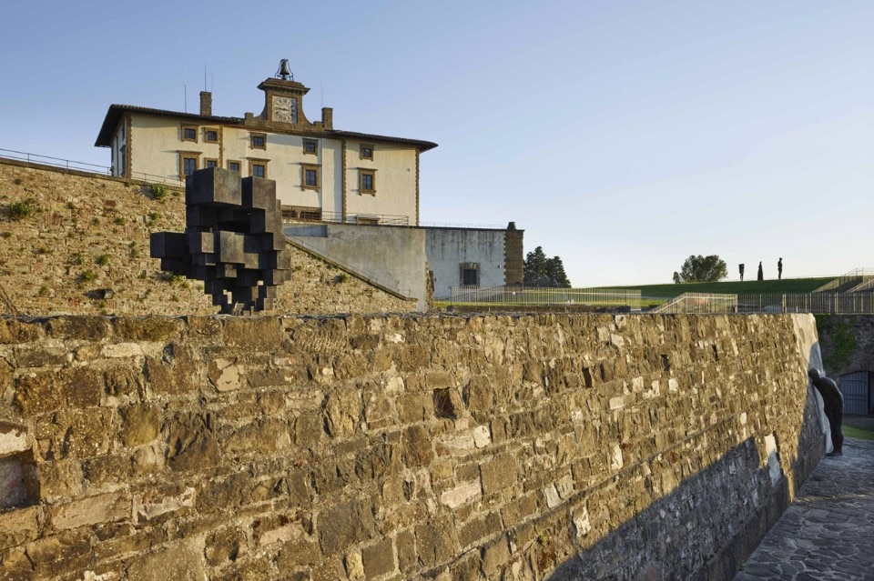 <b>In apertura e sopra</b>: Antony Gormley, "Human", Forte di Belvedere, Firenze. Photo Pietro Savorelli. Courtesy Galleria Continua and White Cube. © the Artist