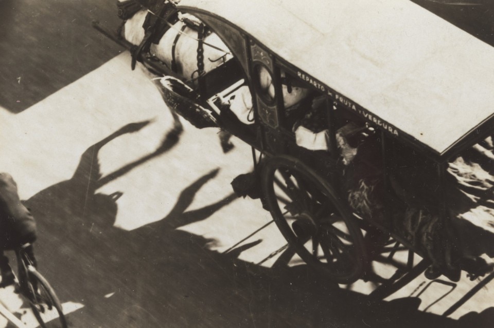  Horacio Coppola, <i>Buenos Aires</i>, 1931. Gelatin silver print. 8 x 11.6 cm. The Museum of Modern Art, New York. Vital Projects Fund, Robert B. Menschel. © 2015 Estate of Horacio Coppola