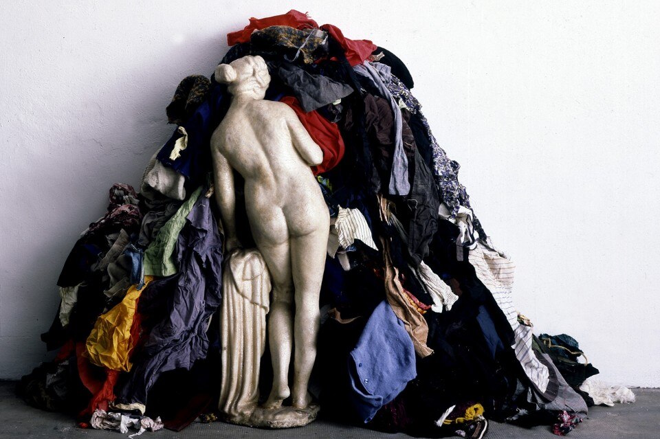 Michelangelo Pistoletto, <i>Venere degli Stracci</i>, 1967, cemento, mica e stracci, 150x280x100cm. Courtesy Cittadellarte Fondazione Pistoletto, Biella Michelangelo Pistoletto, <i>Venere degli Stracci</i>, 1967, cemento, mica e stracci, 150x280x100cm. Courtesy Cittadellarte Fondazione Pistoletto, Biella