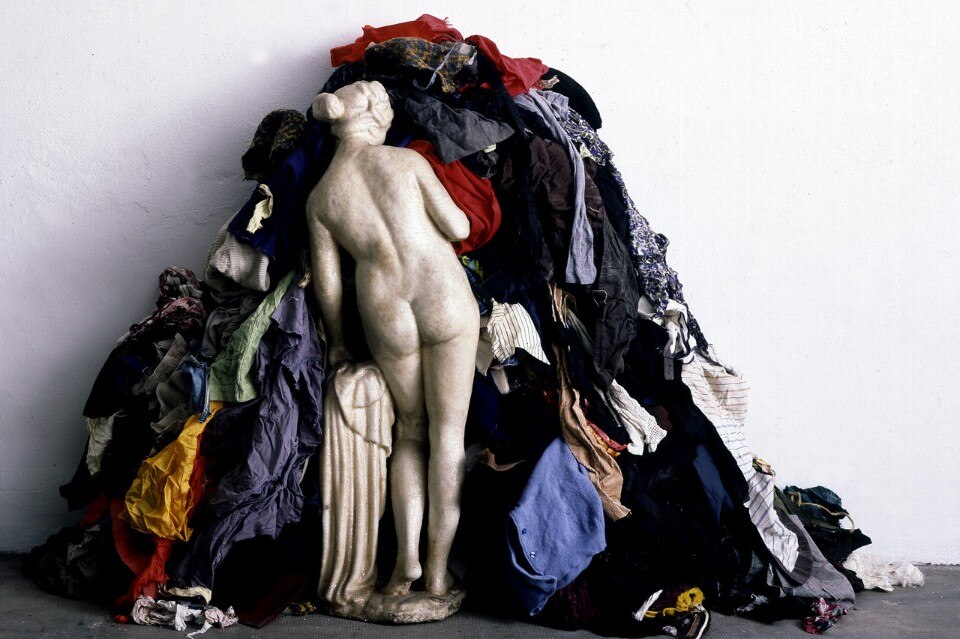 Michelangelo Pistoletto, <i>Venere degli Stracci</i>, 1967, cemento, mica e stracci, 150x280x100cm. Courtesy Cittadellarte Fondazione Pistoletto, Biella