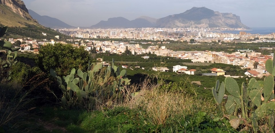 Il quartiere Brancaccio e Maredolce-La Favara, con la borgata di Ciaculli e gli agrumeti in primo piano. Photo Margherita Bianca-Fondazione Benetton Studi Ricerche, 2015