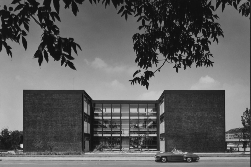  Paul Schneider-Esleben, Rolandschule, Düsseldorf, 1957-62. © Architekturmuseum TUM. Photo: Inge Goertz-Bauer