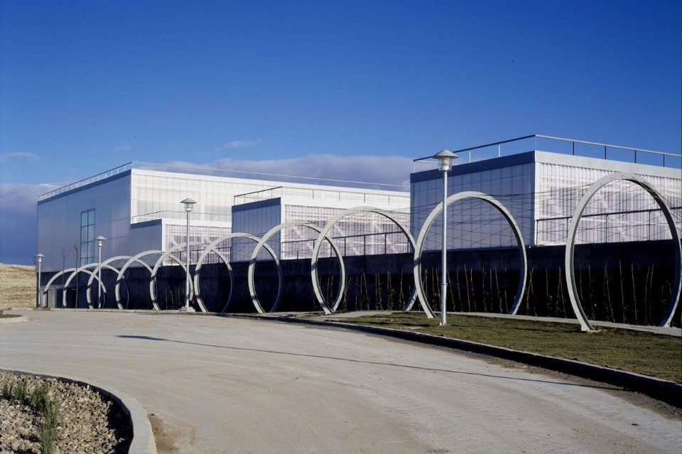 Ábalos & Herreros, Photograph showing the inclusion of the architectural character of the environmental structure. #99 – Planta de reciclaje de Valdemingómez (1996 – 99). Digital photograph. Ábalos & Herreros fonds, Canadian Centre for Architecture, Montréal. Gift of Iñaki Ábalos and Juan Herreros © Iñaki Ábalos and Juan Herreros