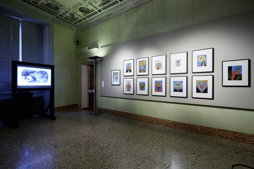 Vista della mostra “La Grande Madre” a cura di Massimiliano Gioni. Promossa da Comune di Milano | Cultura, ideata e prodotta dalla Fondazione Nicola Trussardi insieme a Palazzo Reale. Palazzo Reale, Milano. Photo: Marco De Scalzi. Courtesy Fondazione Nicola Trussardi, Milano