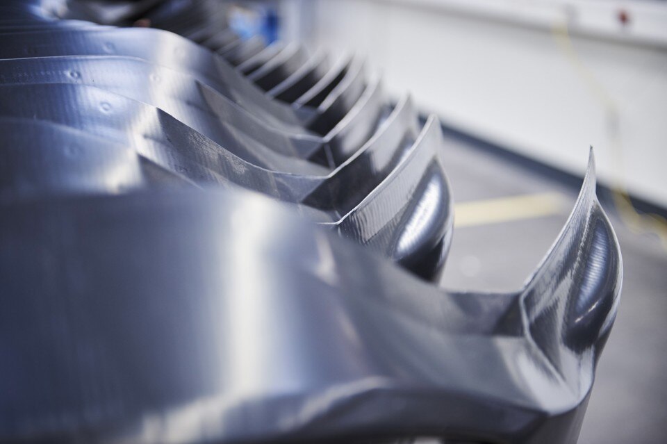 Paraurti Ford: i prototipi prima richiedevano settimane o mesi di lavoro ed erano costosi. Oggi la stampa 3D permette di realizzarli in un giorno, con un costo di circa € 1.000 Paraurti Ford: i prototipi prima richiedevano settimane o mesi di lavoro ed erano costosi. Oggi la stampa 3D permette di realizzarli in un giorno, con un costo di circa € 1.000