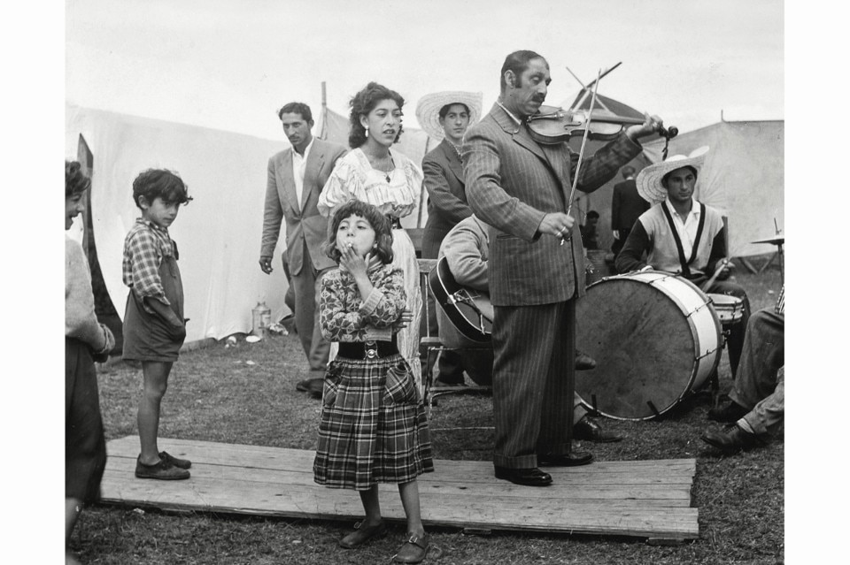 Anna Riwkin, <i>No title</i>. From the series <i>Gipsy Road 1954-55</i>. Kivik, 1954 © Anna Riwkin/Moderna Museet