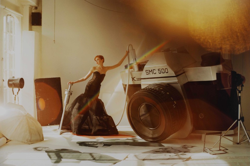 Tim Walker, Lily Cole with Giant Camera, 2004. Museum no. E.1140-2008. © Tim Walker