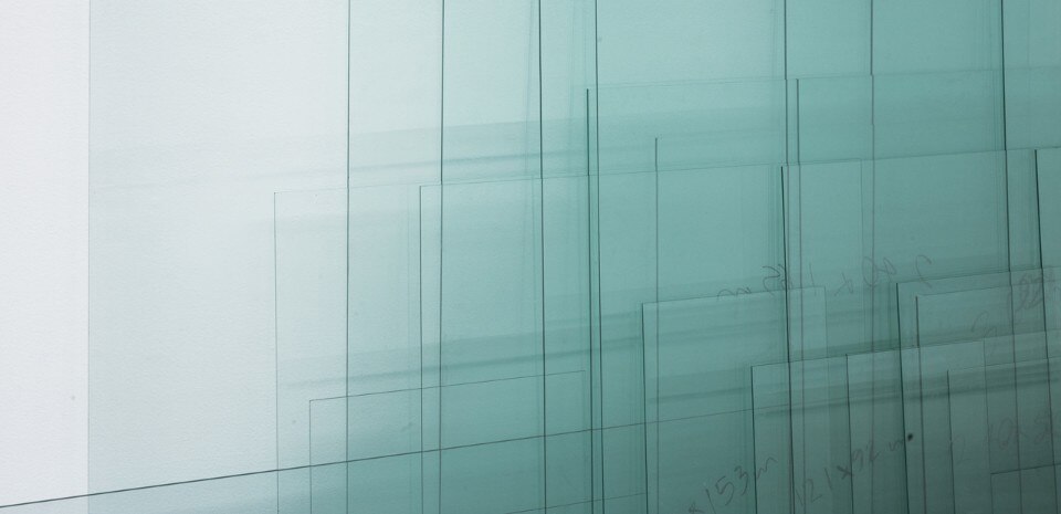 Wilfredo Prieto, “No se puede hacer una revolución con guantes de seda”, installation view at kurimanzutto, Mexico City, 2016