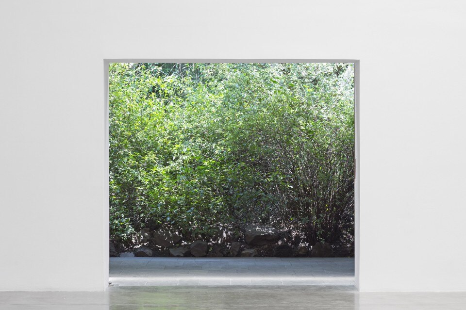 Wilfredo Prieto, “No se puede hacer una revolución con guantes de seda”, installation view at kurimanzutto, Mexico City, 2016