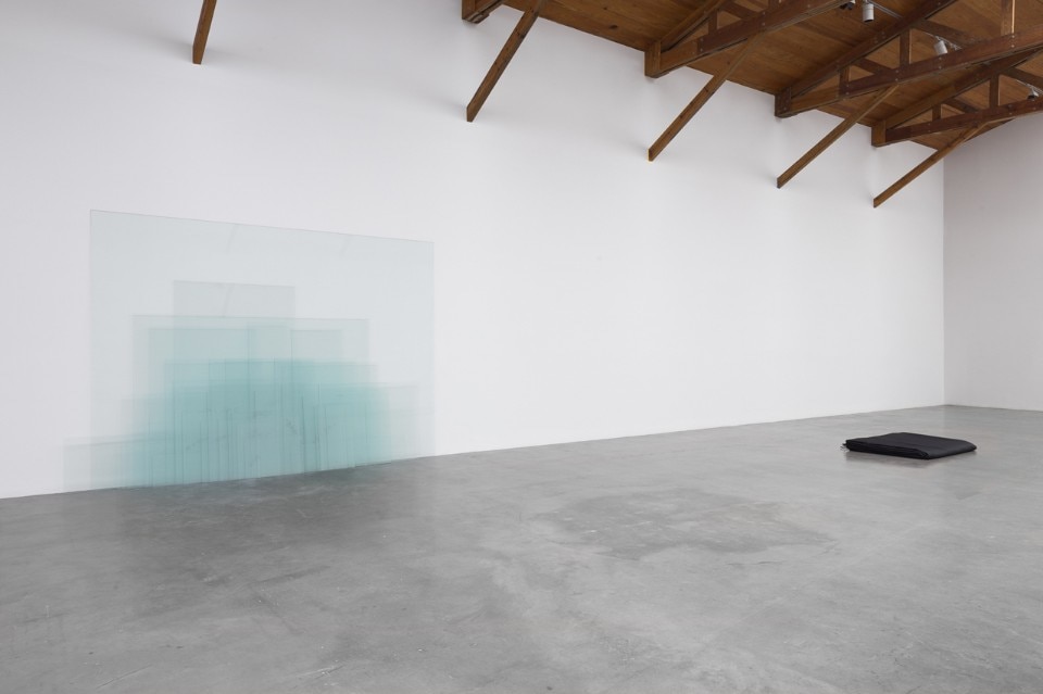 Wilfredo Prieto, “No se puede hacer una revolución con guantes de seda”, installation view at kurimanzutto, Mexico City, 2016