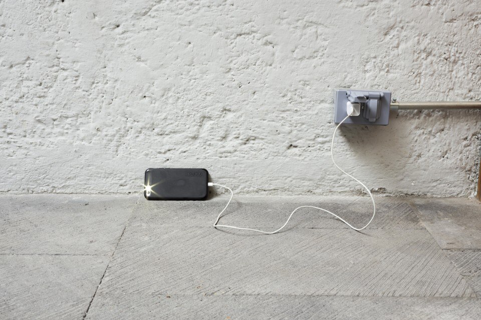 Wilfredo Prieto, “No se puede hacer una revolución con guantes de seda”, installation view at kurimanzutto, Mexico City, 2016