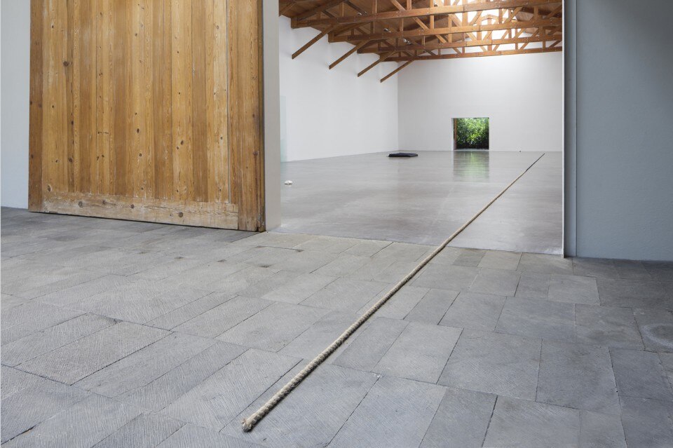 Wilfredo Prieto, “No se puede hacer una revolución con guantes de seda”, installation view at kurimanzutto, Mexico City, 2016