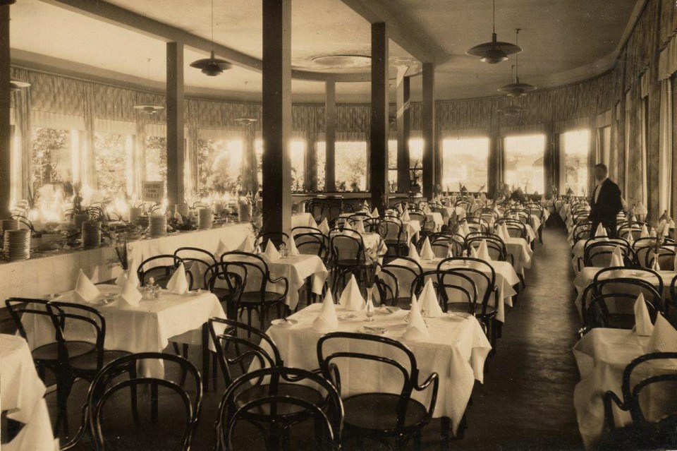 Lars Backer, Spisesalen i restaurant Skansen. Photo: Ukjent (Nasjonalmuseet)