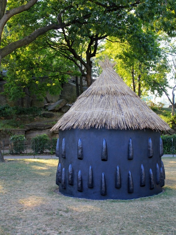 Simone Leigh, A particularly elaborate imba yokubikira, or kitchen house, stands locked up while its owners live in diaspora, The Studio Museum, New york, 2016. Courtesy the artist, Luhring Augustine, New York, Studio Museum in Harlem, New York, NYC Parks, and Marcus Garvey Park Alliance