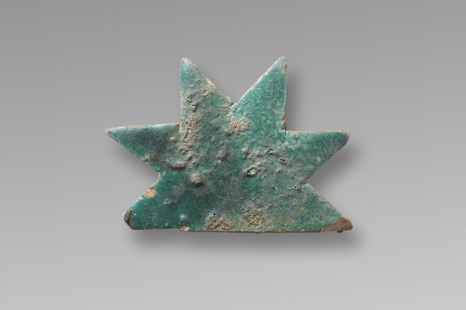 Star-shaped Alizar tile, Manises, 14th century,  Museu del Disseny de Barcelona. Photo Guillem 