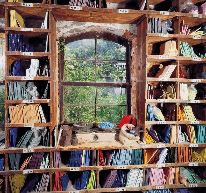 Orsoni, Libreria dei colori, più di 3.000 diverse tonalità e sfumature di smalti