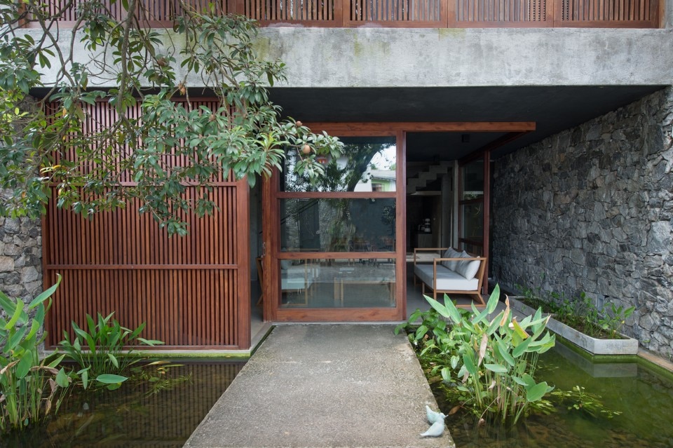 Palinda Kannangara Architects, Linear House, Rajagiriya, 2015
