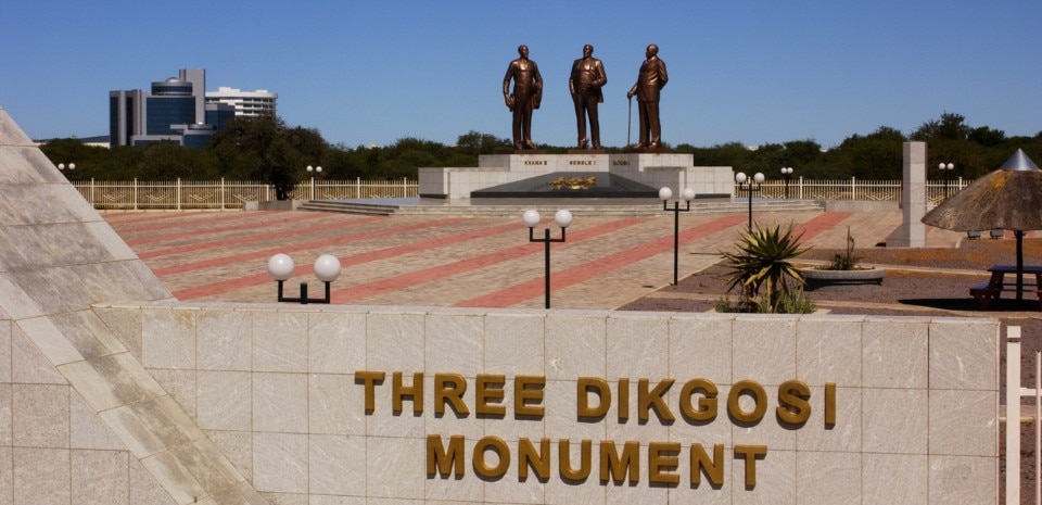 Gaborone, Il monumento ai “Tre Digkosi” nel centro direzionale