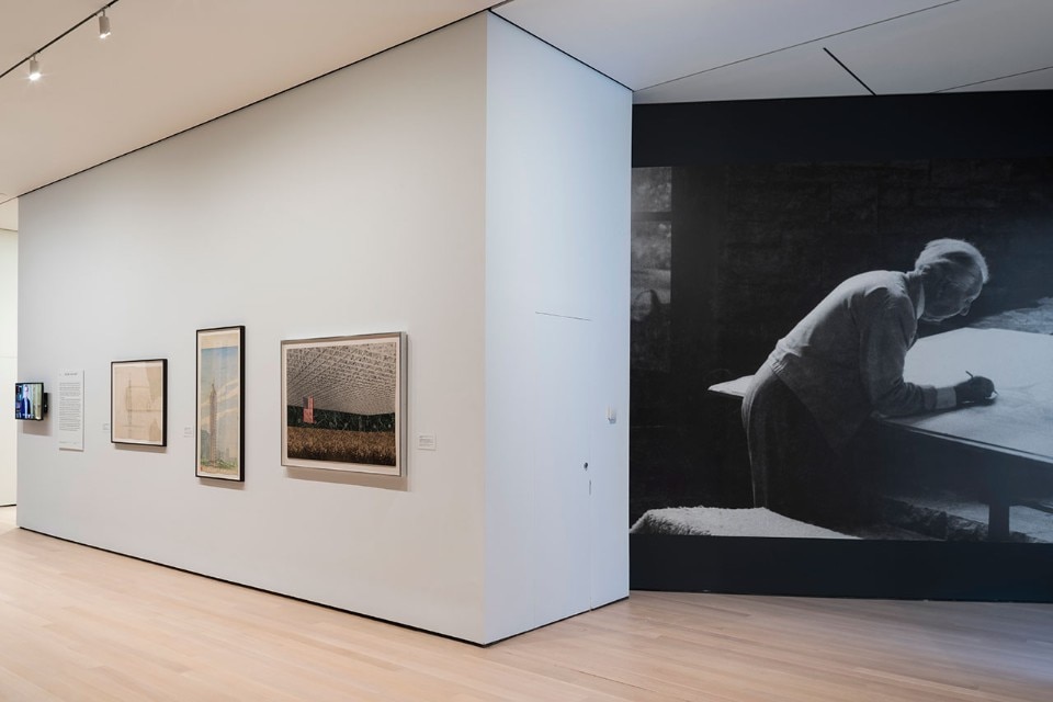 Fig.1 Vista dell’installazione “Frank Lloyd Wright at 150: Unpacking the Archive”. The Museum of Modern Art, New York. © 2017 The Museum of Modern Art. Photo Jonathan Muzikar