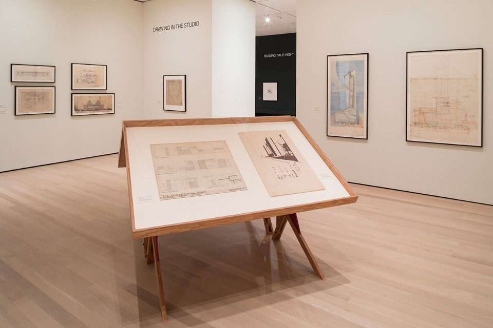 Fig.2 Vista dell’installazione “Frank Lloyd Wright at 150: Unpacking the Archive”. The Museum of Modern Art, New York. © 2017 The Museum of Modern Art. Photo Jonathan Muzikar