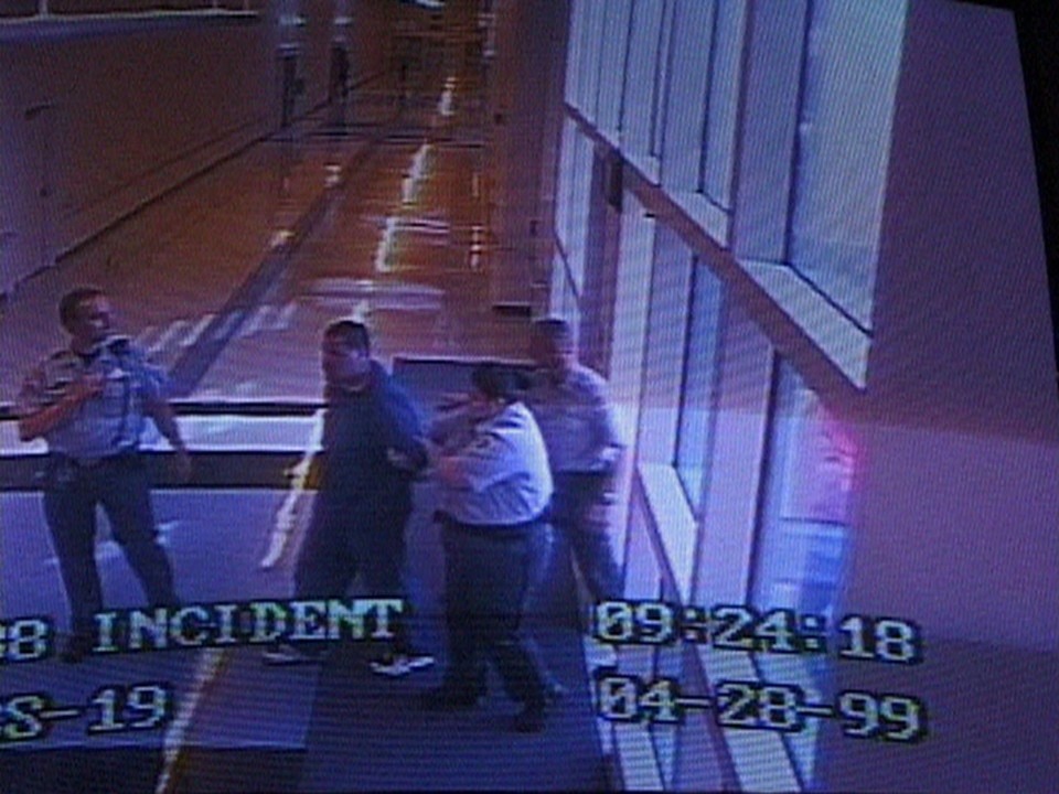 Harun Farocki, I Thought I Was Seeing Convicts, 2000 Harun Farocki, I Thought I Was Seeing Convicts, 2000